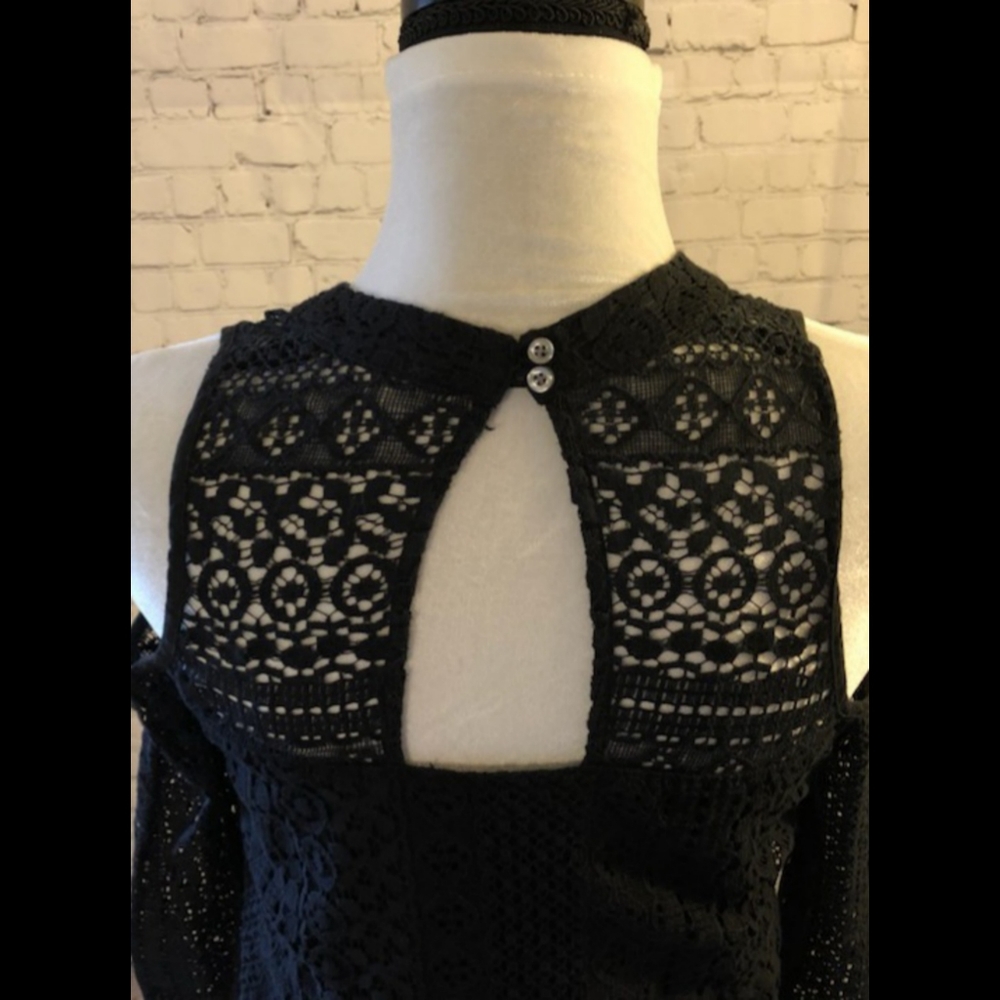 EUC Hollister black lacy cold shoulder top - XS - Picture 5 of 6